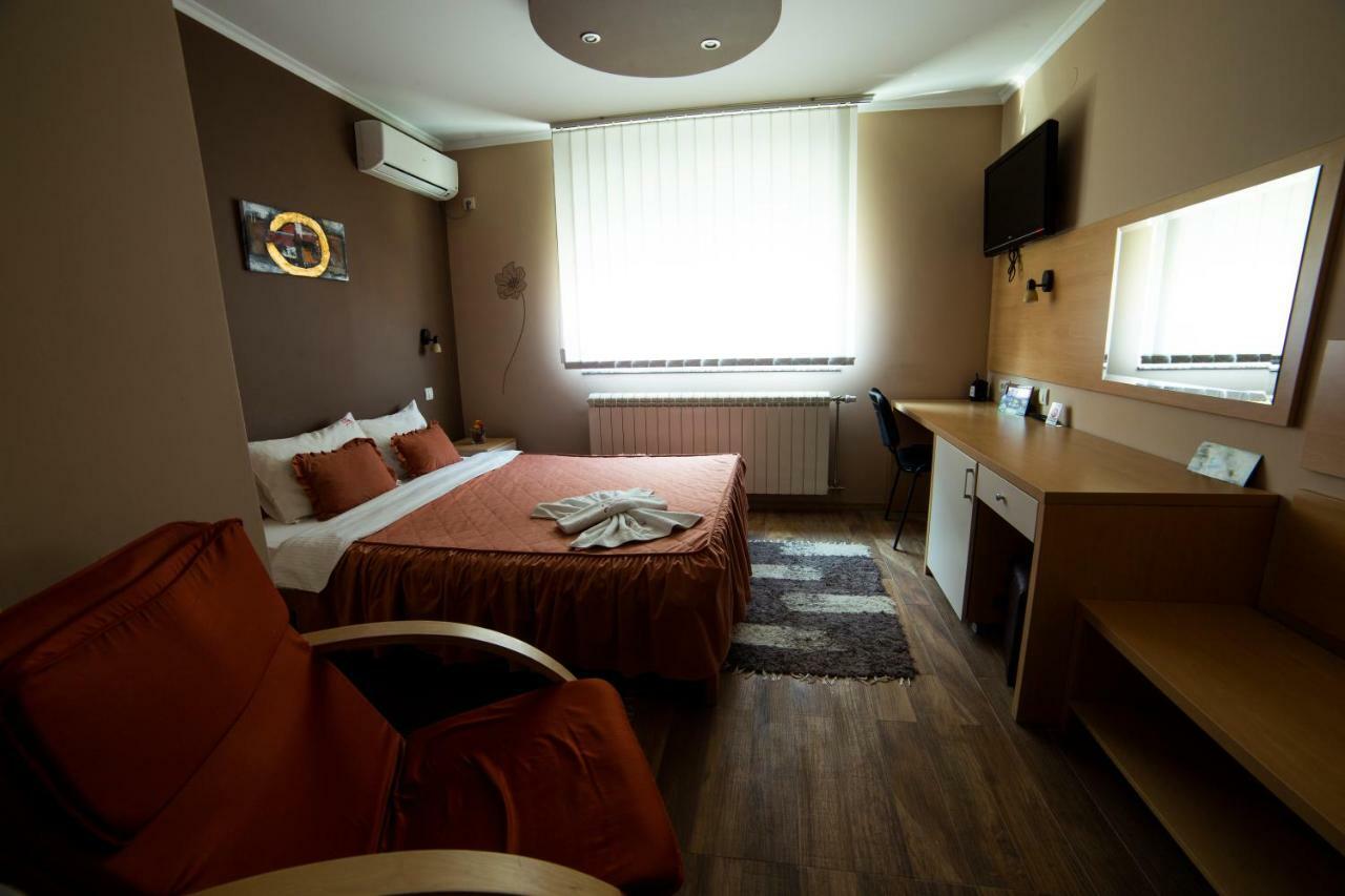 Garni Hotel Lama Kragujevac Kültér fotó
